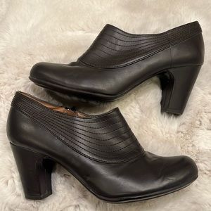 Jacqueline Smith Deacon brown booties